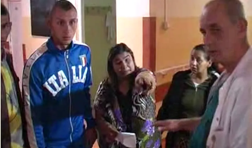 SCANDAL pe holurile spitalului din Arad. Un medic a fost îmbrâncit de mai mulţi romi