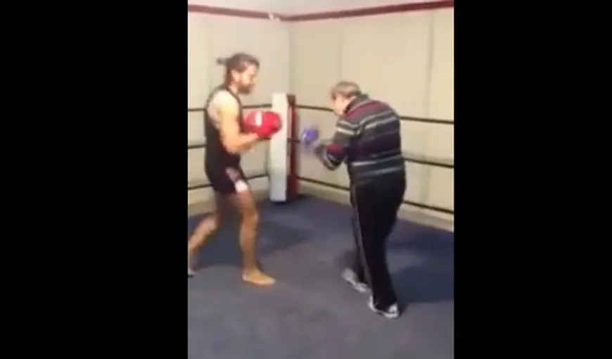Un MOŞ CHELIOS a intrat în ringul de BOX cu un bărbat cu muşchi. Modul inedit în care s-a terminat lupta