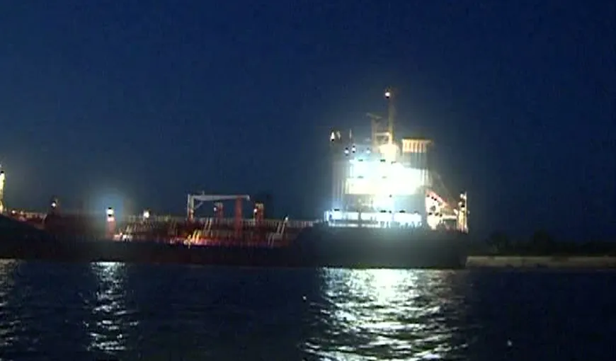 O navă a eşuat chiar în dreptul localităţii Tulcea după ce cârma s-a blocat VIDEO