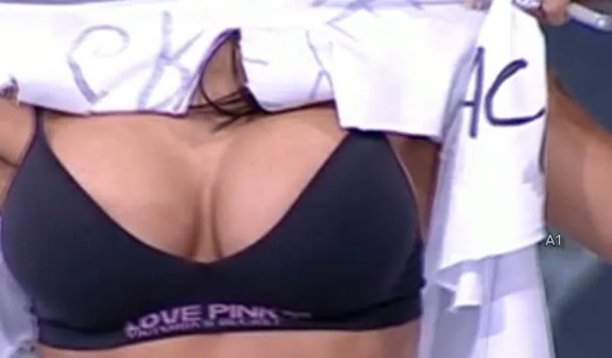 Oana Zăvoranu s-a dat în spectacol la o emisiune TV: Şi-a arătat sânii şi lenjeria intimă VIDEO