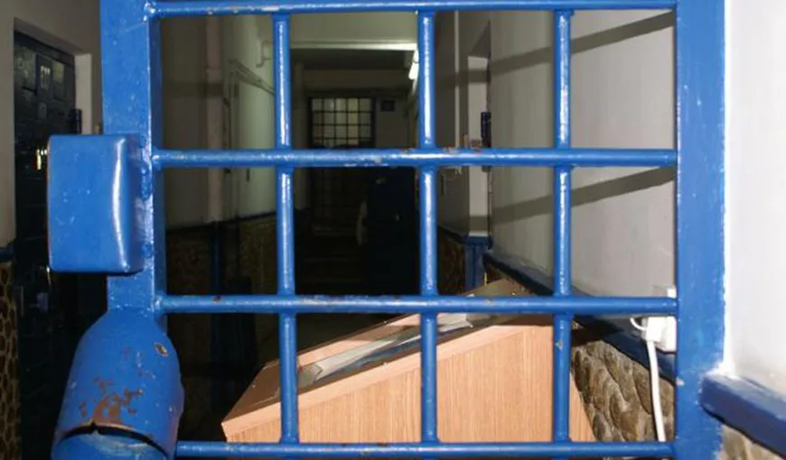 SCANDALOS: Orgii cu deţinuţi în penitenciarul din Târgu Jiu VIDEO