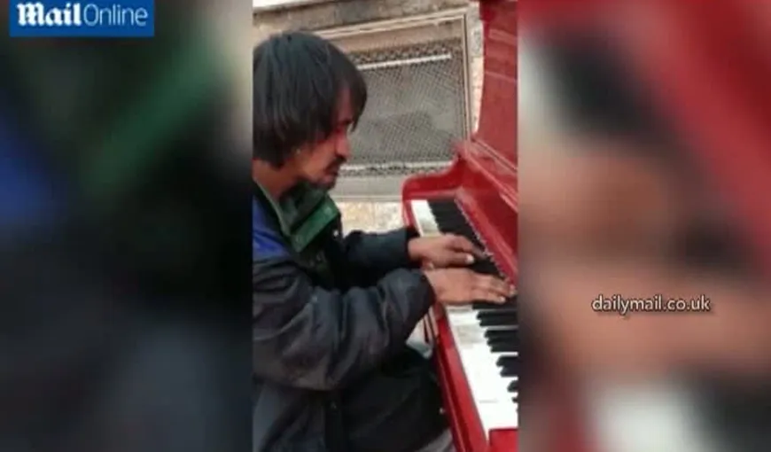 Moment emoţionat: O persoană fără adăpost cântă minunat la un pian abandonat de pe stradă VIDEO