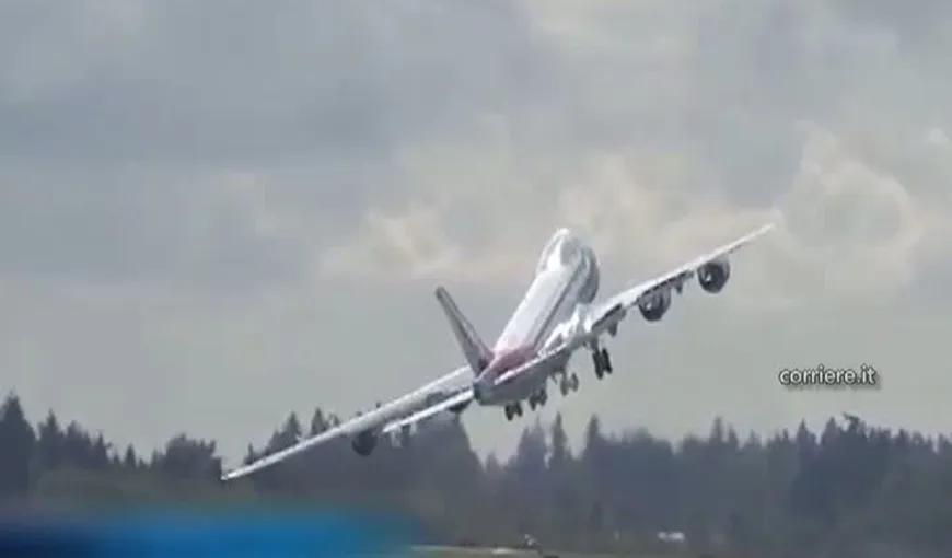 Salutul anului în aviaţie. Un pilot nebun face manevre periculoase cu un Boeing VIDEO