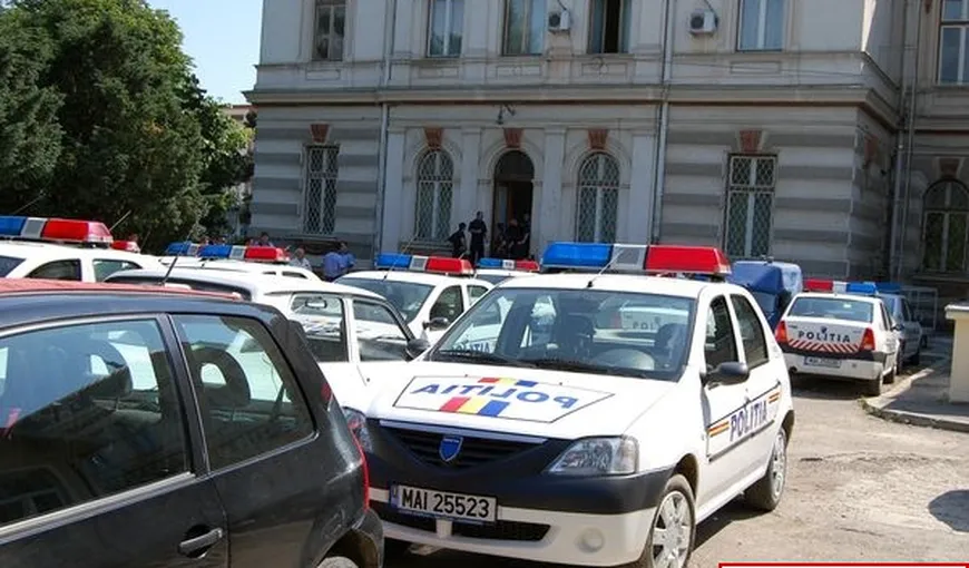 TEROARE la o secţie de poliţie din Bacău. Un agent s-a baricadat în birou, ameninţând că se omoară