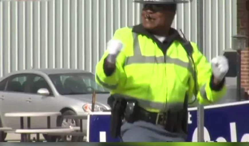 Imagini inedite cu un poliţist dansator: Vezi cum dirijează traficul VIDEO