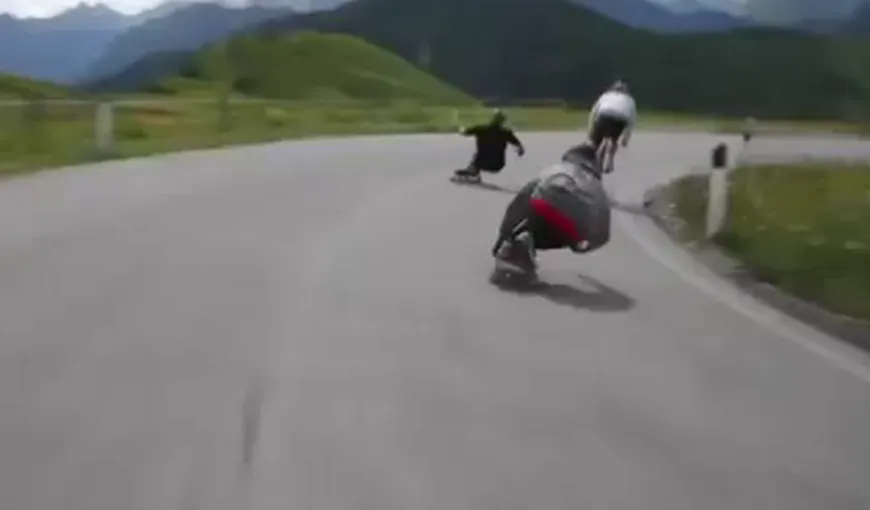 Hobby extrem de periculos. Doi tineri se dau cu skateboard-ul pe serpentine VIDEO