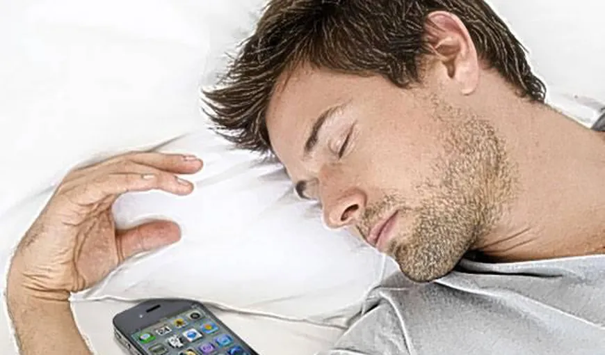 Obişnuieşti să ţii telefonul la încărcat atunci când dormi? Iată ce ţi se poate întâmpla