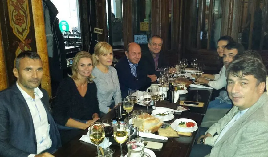 Traian Băsescu, Elena Udrea şi Emil Boc, la un restaurant din Centrul Vechi al Capitalei VIDEO
