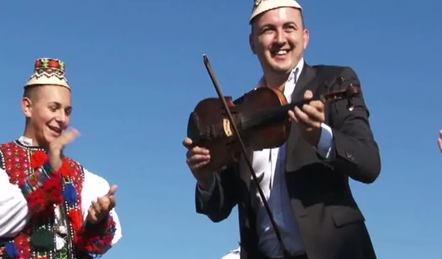 SALT INEDIT CU PARAŞUTA: Un artist a cântat la vioară la peste 3.000 de metri altitudine VIDEO