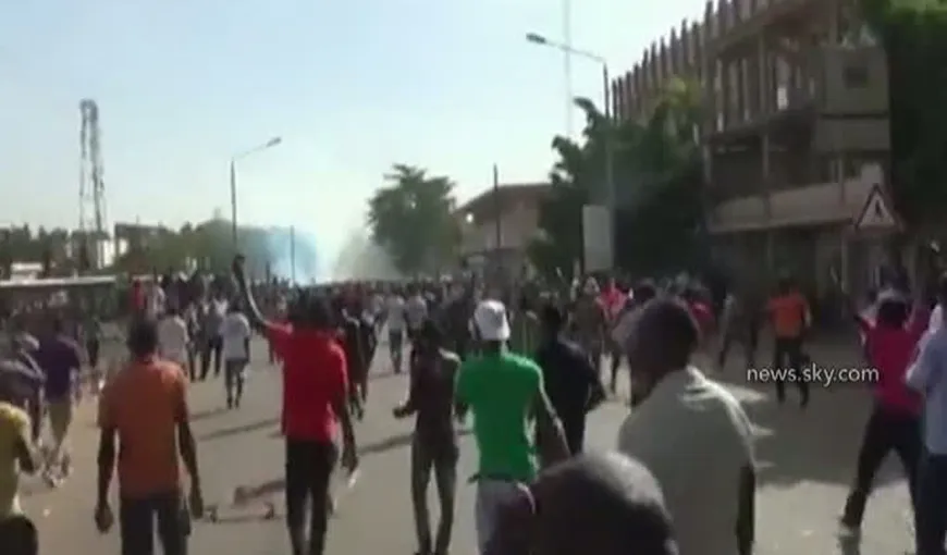 Violenţe extreme în Burkina Faso: Protestatarii au incendiat parlamentul VIDEO