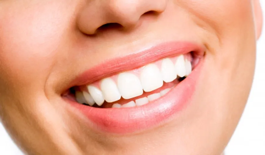Cum îţi poţi albi dinţii în mod natural, cu ajutorul fructelor
