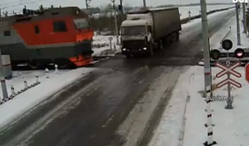Accident CUMPLIT în Kazahstan. Un camion a fost spulberat de două trenuri