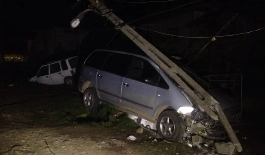ACCIDENT în Maramureş. Un şofer beat a rupt un stâlp, a distrus o maşină şi a lăsat un sat fără curent