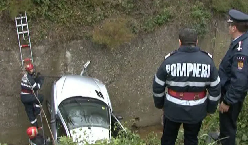 Accident SPECTACULOS în Drobeta-Turnu Severin. Un tânăr a căzut cu maşina 3 METRI în gol VIDEO