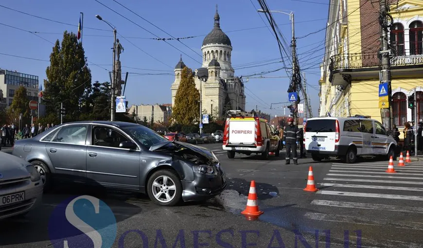 ACCIDENT GRAV. Autospecială de poliţie proiectată în stâlp în centrul Clujului