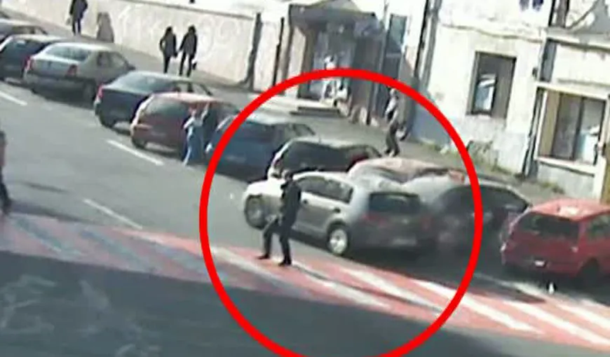 INCREDIBIL: Maşini spulberate de un preot care a trecut pe roşu VIDEO