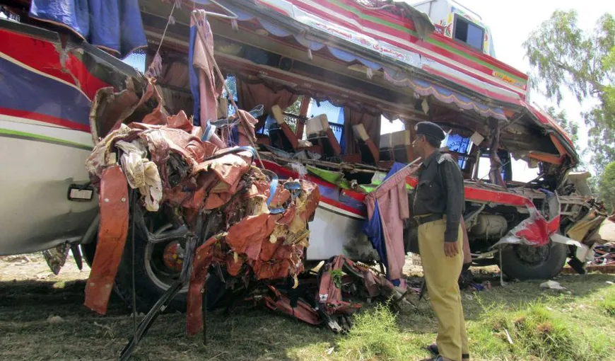 Pakistan: Cel puţin 56 de morţi în urma unui accident de autocar