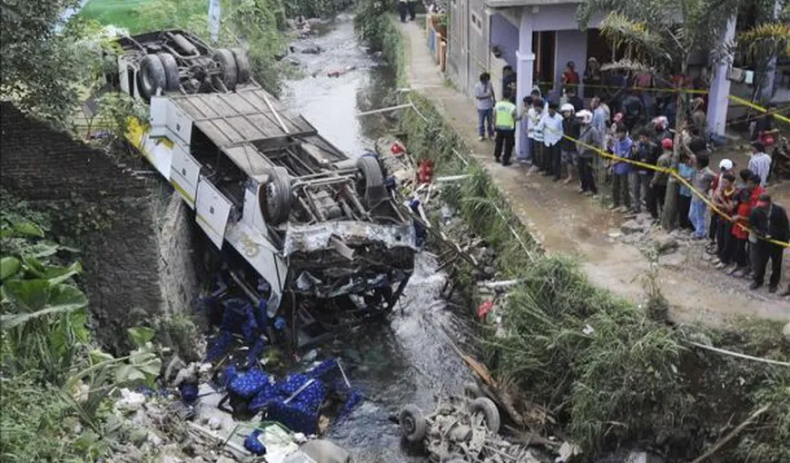 Autocar prăbuşit în prăpastie: Cel puţin 15 morţi