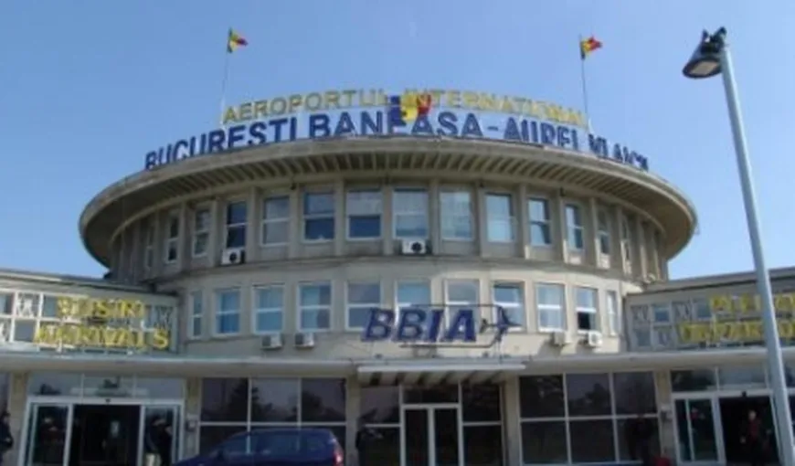 Accident ULUITOR pe Aeroportul Băneasa. O maşină a lovit un avion privat