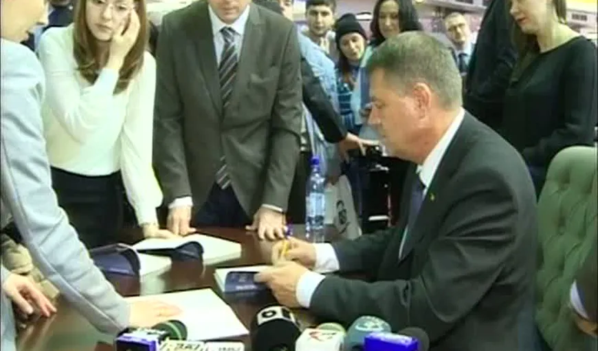 Klaus Iohannis, autografe mai bine de trei ore. Mii de oameni au cerut semnătura noului preşedinte VIDEO