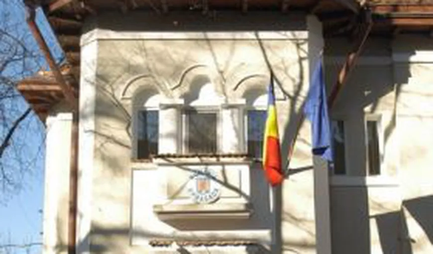ALEGERI PREZIDENŢIALE 2014: La Ambasada României de la Chişinău e coadă. Oamenii stau cu orele ca să voteze