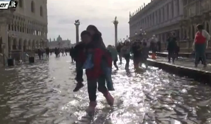 Un ciclon face prăpăd în Italia. Autorităţile i-au sfătuit pe localnici să nu iasă din locuinţe