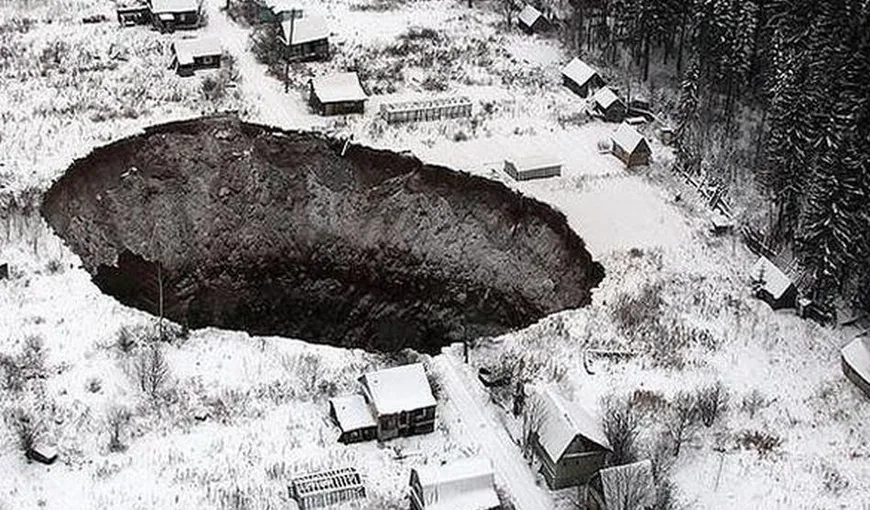 INEXPLICABIL! Crater URIAŞ apărut din senin în mijlocul unui sat din Rusia VIDEO
