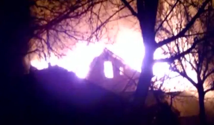 INCENDIU de PROPORŢII în Maramureş: O casă a fost mistuită de flăcări VIDEO