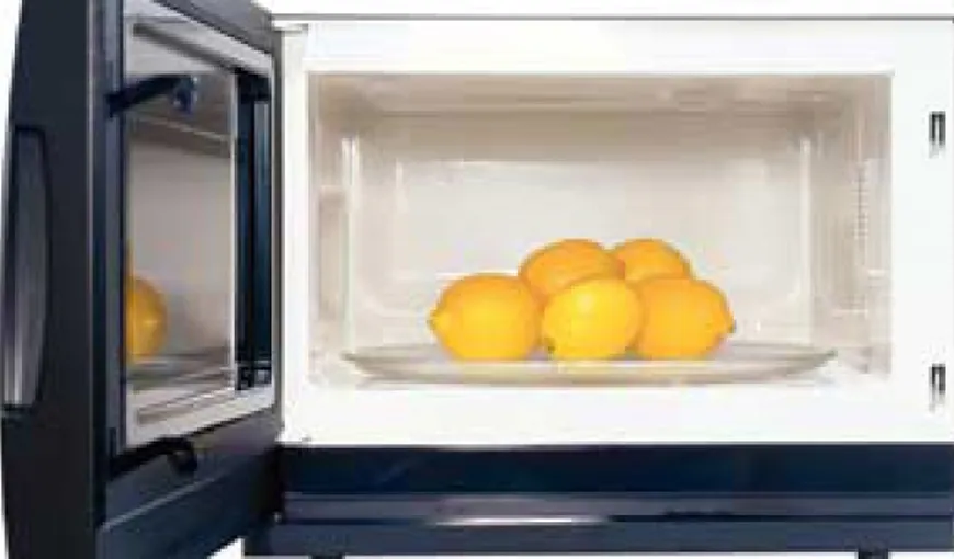 Ce se întâmplă dacă pui o lămâie stoarsă în cuptorul cu microunde