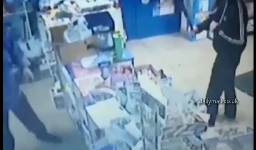 Vânzător atacat cu o SABIE de un HOŢ, l-a pus pe fugă într-un mod incredibil VIDEO