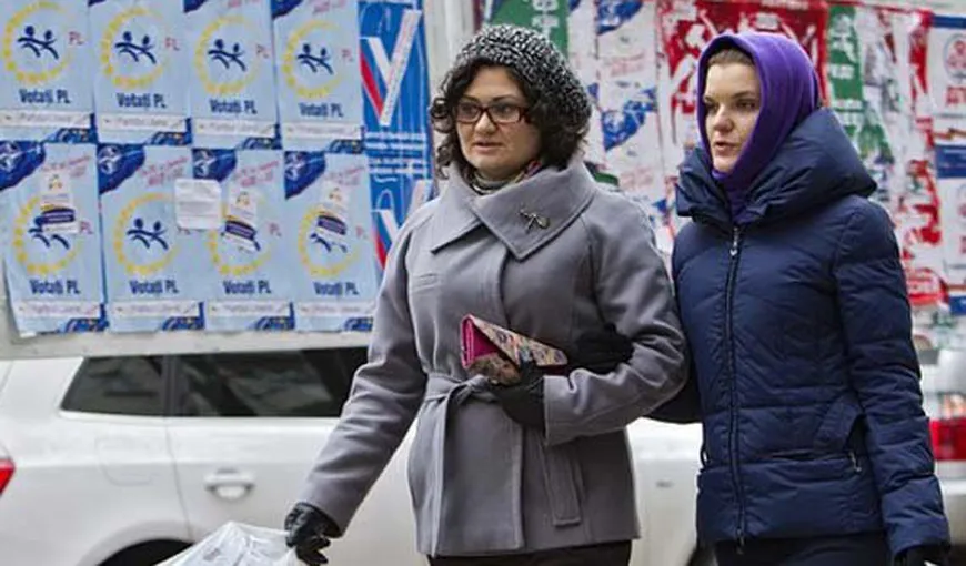 ALEGERI MOLDOVA 2014: COADĂ la vot, la Bucureşti. La Moscova, moldovenii au luat urnele cu asalt