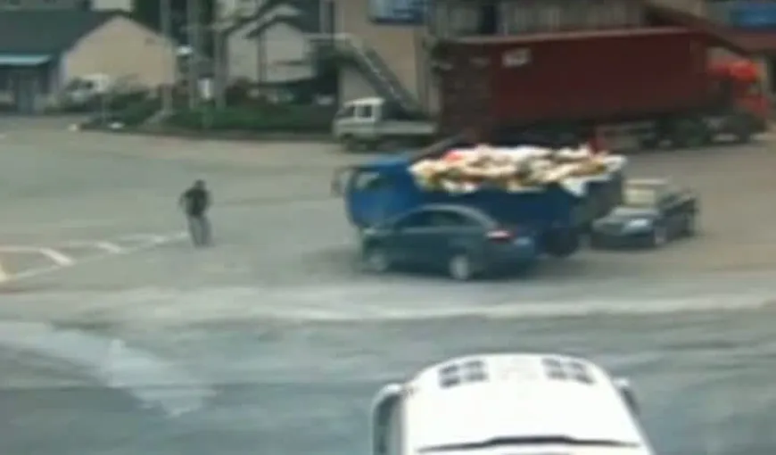 A scăpat ca prin miracol: Pieton, la un pas să fie strivit de două autovehicule în China VIDEO
