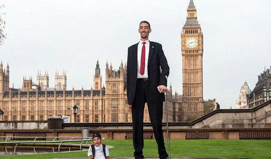 FOTOGRAFIA ZILEI: Cel mai înalt om din lume s-a întâlnit cu cel mai scund om din lume FOTO