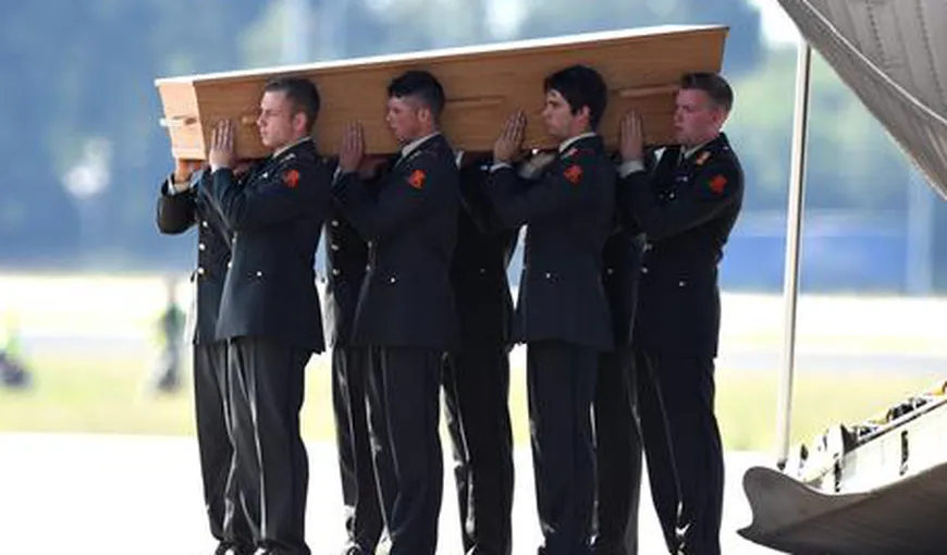 Morţii din tragedia aviatică din Ucraina se întorc acasă. Alte cinci sicrie au ajuns în Olanda