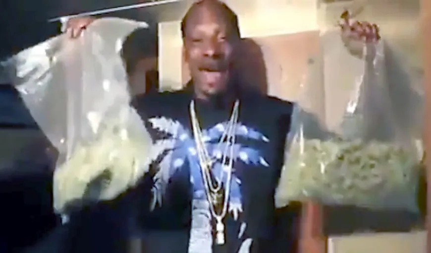 VIRALUL SĂPTĂMÂNII: Snoop Dog, filmat cu două pungi de MARIJUANA în timp ce cânta MANELE ROMÂNEŞTI VIDEO