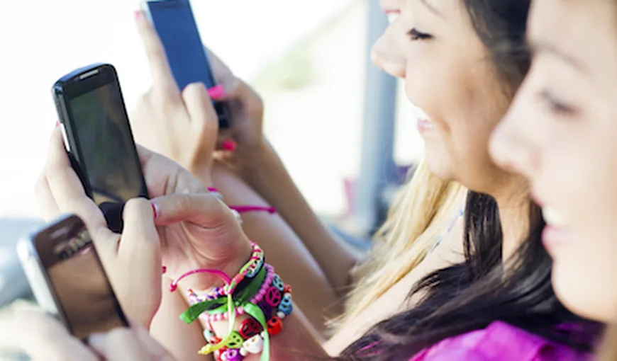Comportamentul online al adolescenţilor le poate crea probleme în viaţa reală