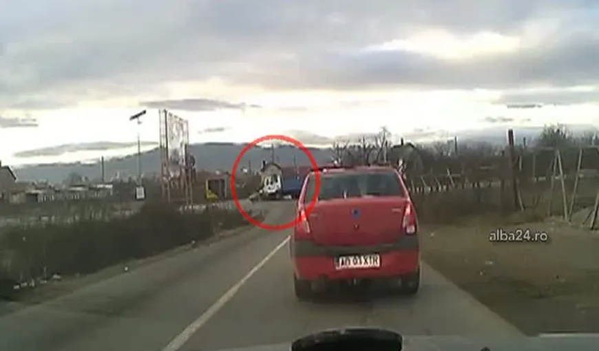 ACCIDENT SPECTACULOS suprins de o cameră video: Un camion intră într-o maşină VIDEO