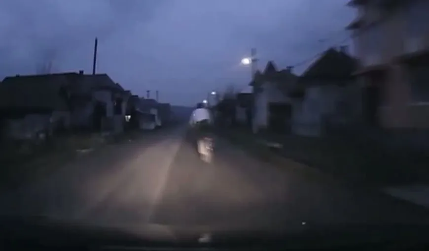 Un biciclist beat, lovit de un autoturism. Imaginile au fost surprinse de camera video amplasată pe maşină