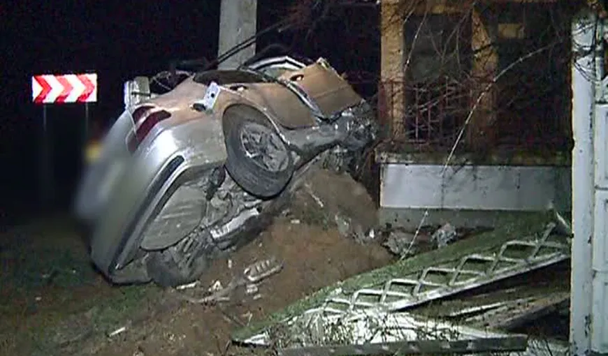 Un şofer beat s-a înfipt cu maşina într-un gard de beton VIDEO