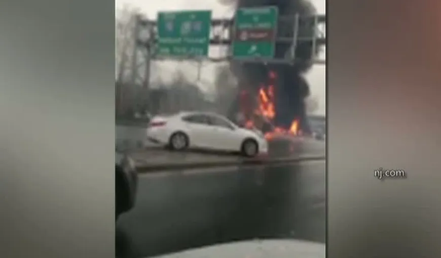Accident spectaculos pe autostradă din SUA: O maşină a intrat în coliziune cu două camioane VIDEO