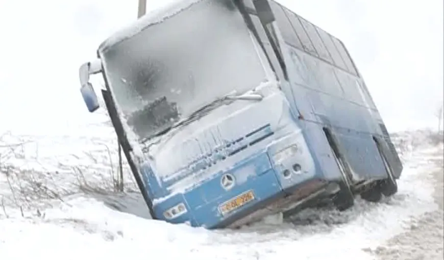 HAOS pe şoselele din România. Accidente în lanţ din cauza VISCOLULUI. Autocar răsturnat în şanţ, la Buzău