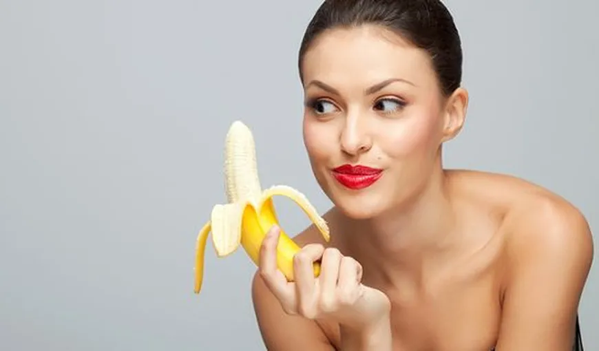 Cum îţi albeşti dinţii cu coajă de banană