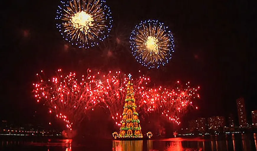 Cel mai mare BRAD PLUTITOR de Crăciun din lume a fost ridicat la Rio de Janeiro VIDEO