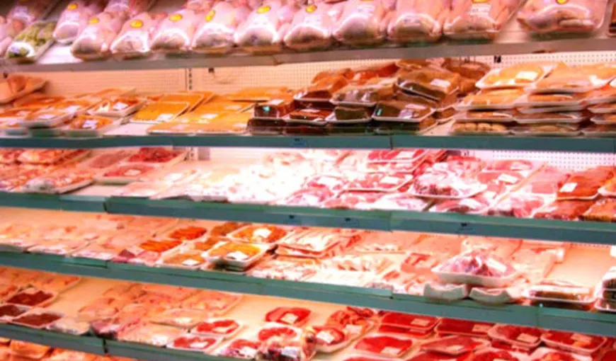 ALERTĂ SANITARĂ înainte de Sărbători: Peste 40 de kg de carne EXPIRATĂ, confiscate de poliţişti