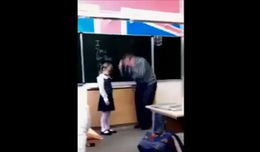 Imagini DEMENŢIALE, filmate în clasă. Ce păţeşte un PROFESOR după ce urlă la o FETIŢĂ VIDEO