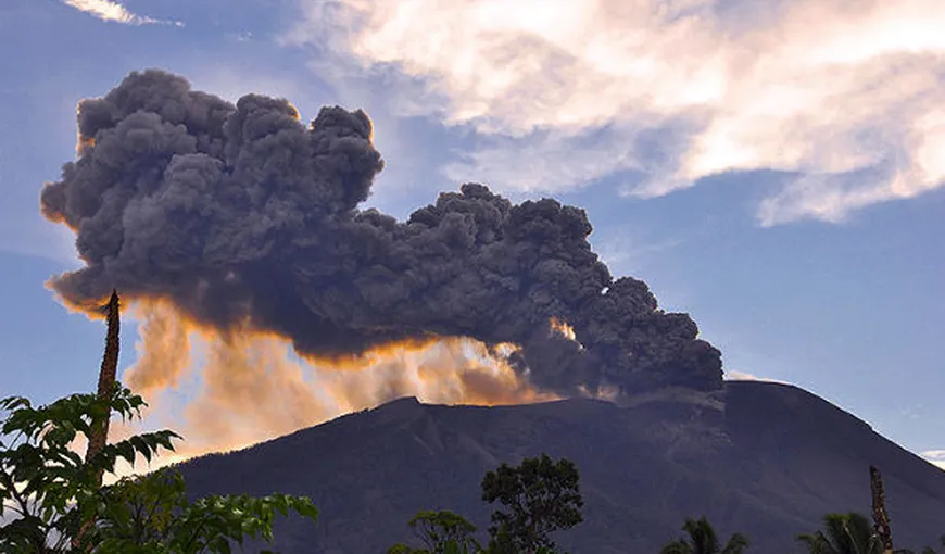 Indonezia: Vulcanul Gamalama a erupt. Cenuşa vulcanică s-a degajat la o înălţime de 2.000 de metri VIDEO