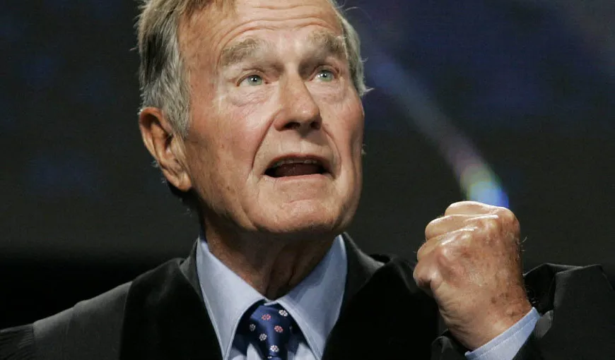 George H. W. Bush respiră normal, dar va rămâne în spital