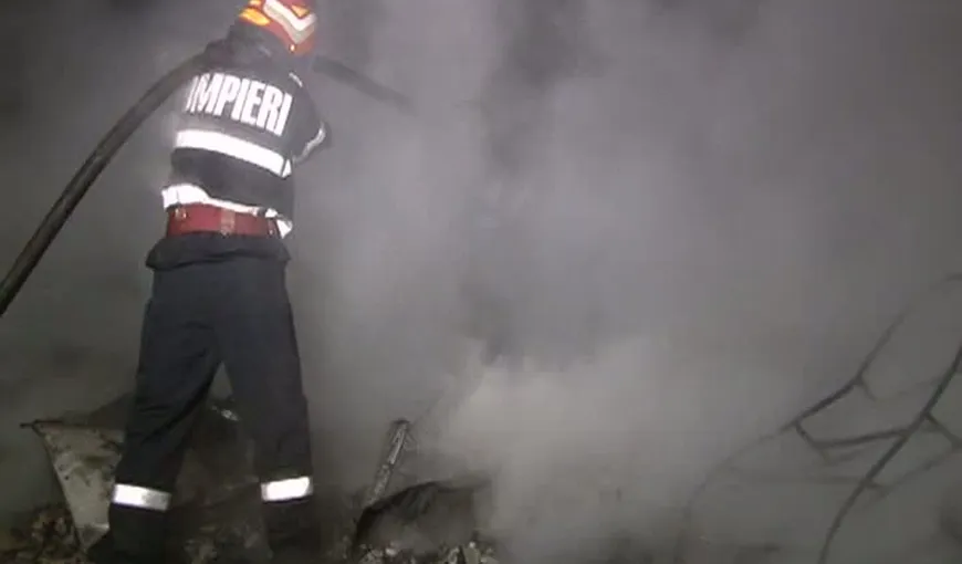 INCENDIU PUTERNIC la o locuinţă din Prahova. Doi pompieri au avut nevoie de îngrijiri medicale