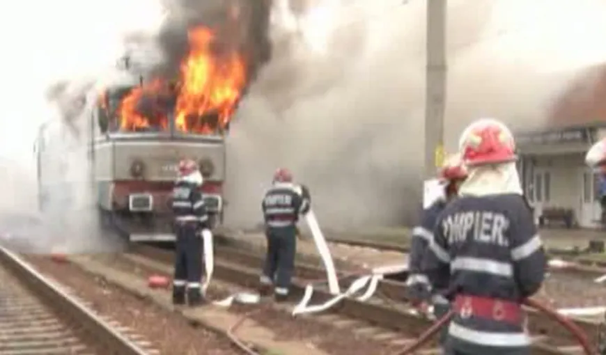 Mecanicul unui tren de marfă, rănit după ce locomotiva a luat foc