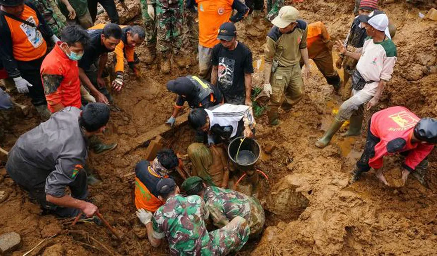 Alunecare de teren în Indonezia: Cel puţin 39 de morţi şi zeci de dispăruţi